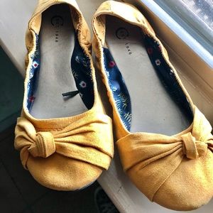 Mustard color suede like new flats